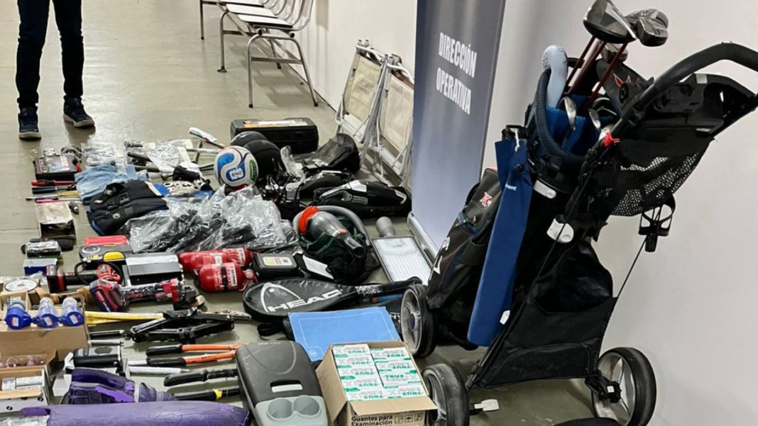 Elementos incautados en allanamientos en Rosario, incluyendo palos de golf y raquetas de tenis
