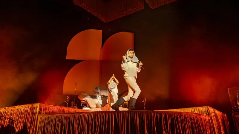 Ca7riel y Paco Amoroso en el escenario del Metropolitano de Rosario durante el Free Spirits World Tour
