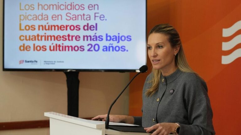 Conferencia de prensa de Virginia Coudannes en la Casa de Gobierno de Santa Fe
