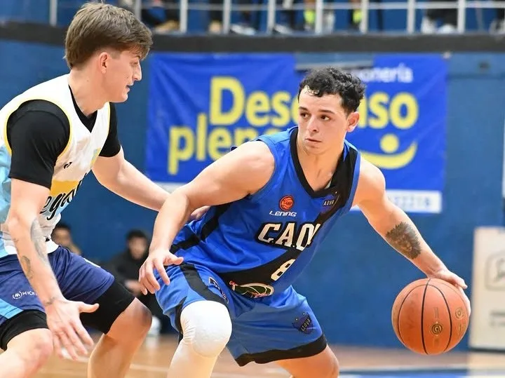 Partido de básquet entre Caova y Regatas en la Superliga rosarina