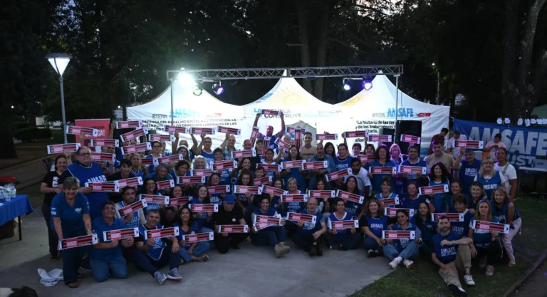 Docentes reunidos en la Plaza Central de San Justo durante la Carpa Blanca de Amsafé
