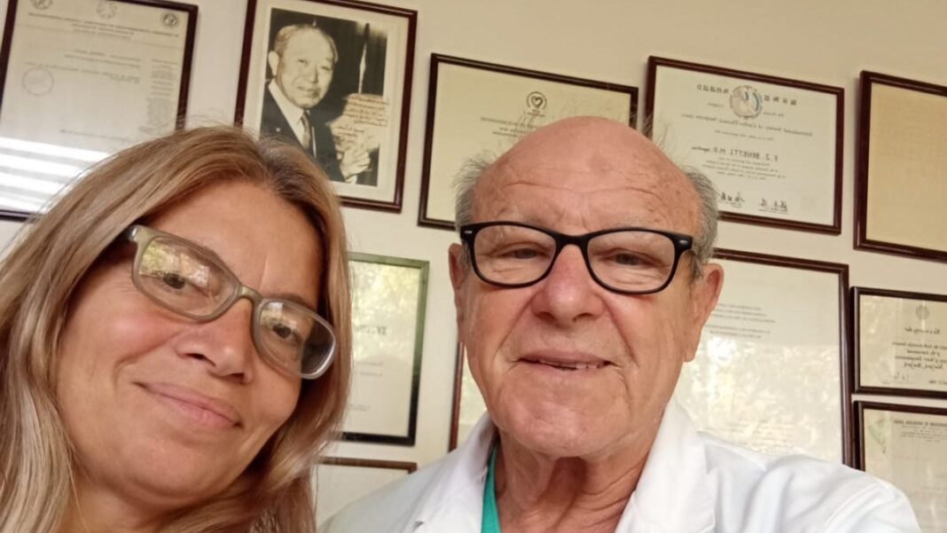 Cintia Farías y el doctor Federico Benetti sonríen juntos en un reencuentro en la Fundación Benetti de Rosario