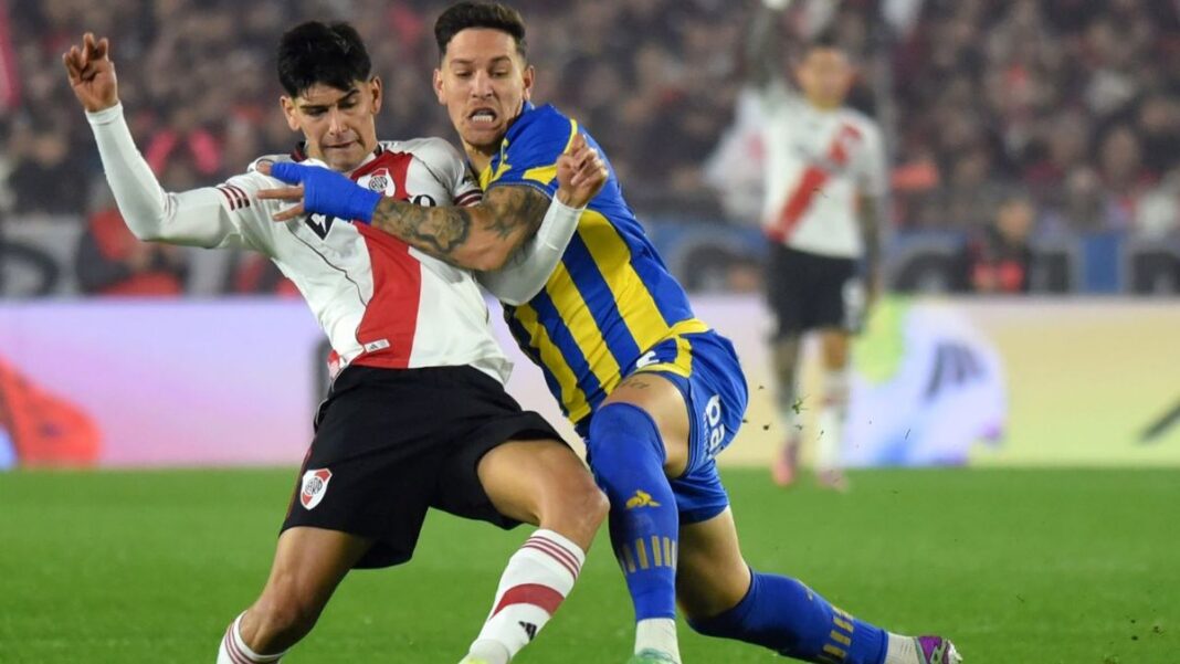 Jugadores de Rosario Central y River Plate en el Monumental durante la semifinal del Apertura