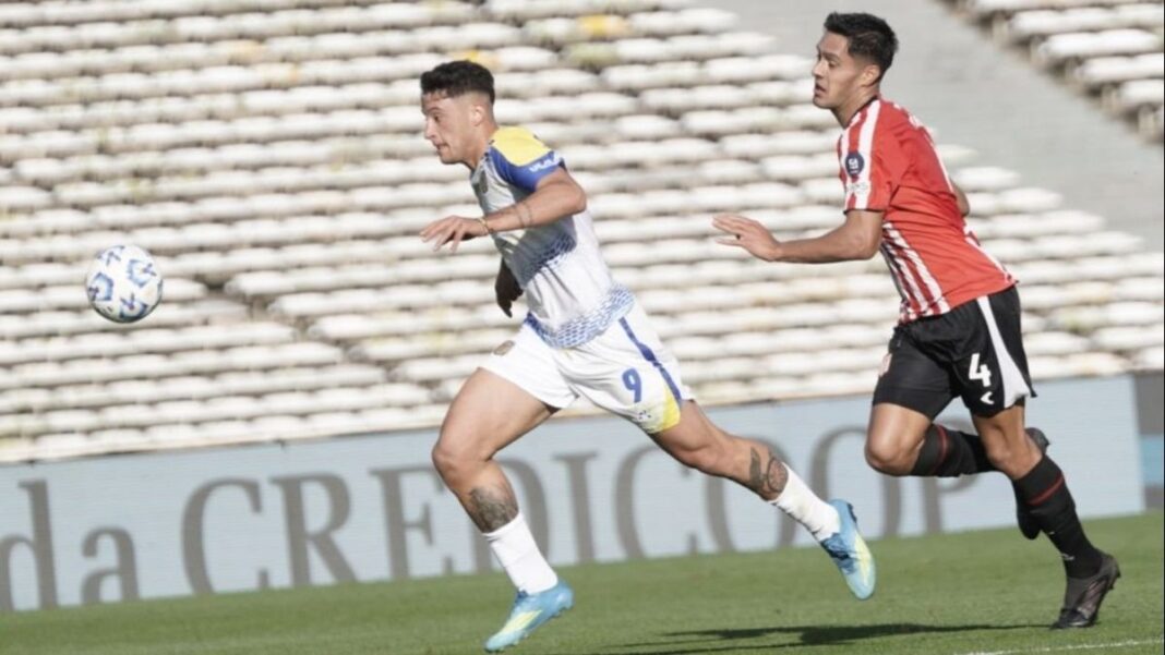 Jugadores de Rosario Central y Estudiantes durante el partido por la Copa Argentina en el estadio Mario Alberto Kempes