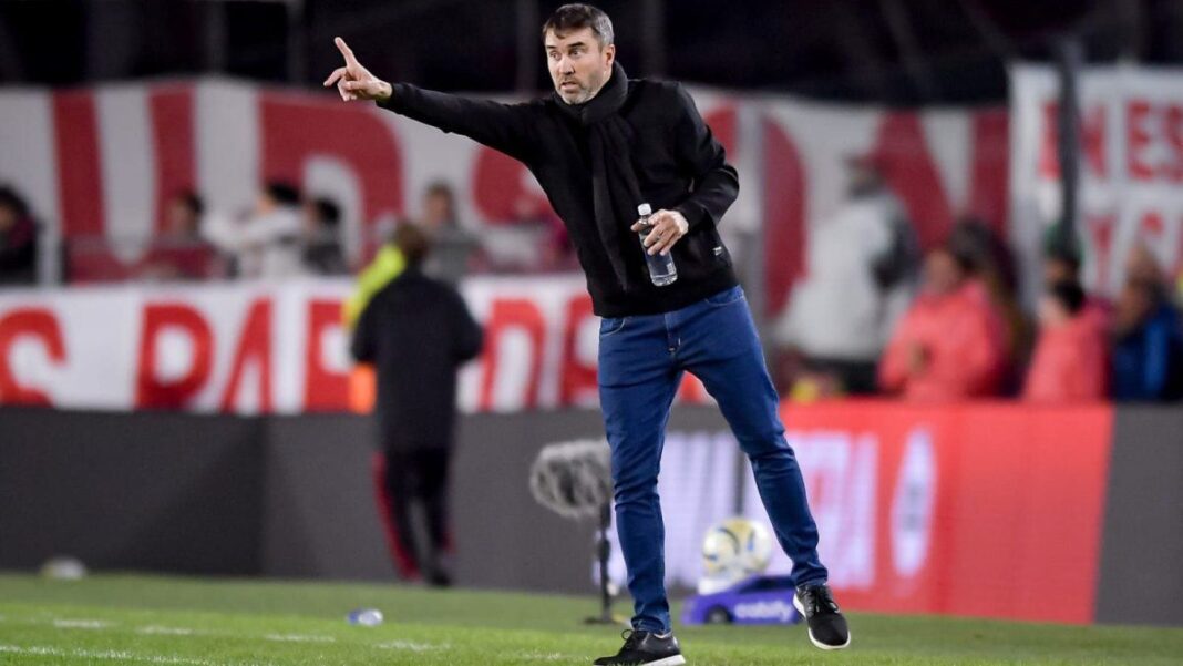 Eduardo Coudet saluda a los hinchas de Central en el Gigante de Arroyito
