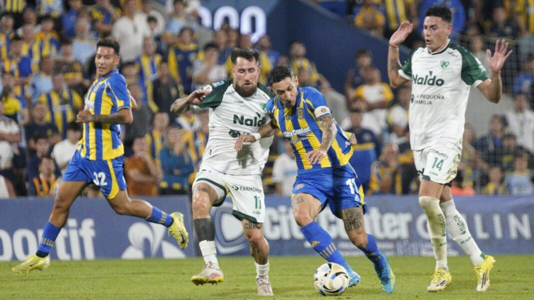 Estadio Gigante de Arroyito con banderas de Rosario Central