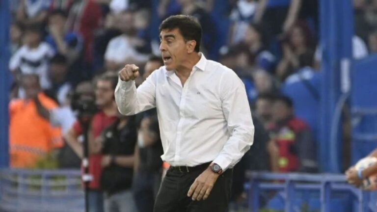 Gustavo Quinteros, entrenador de Independiente, durante un partido
