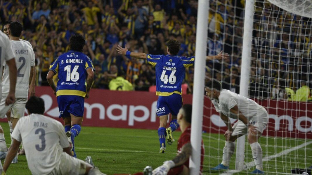 Jugadores de Rosario Central celebrando un gol en el Gigante de Arroyito
