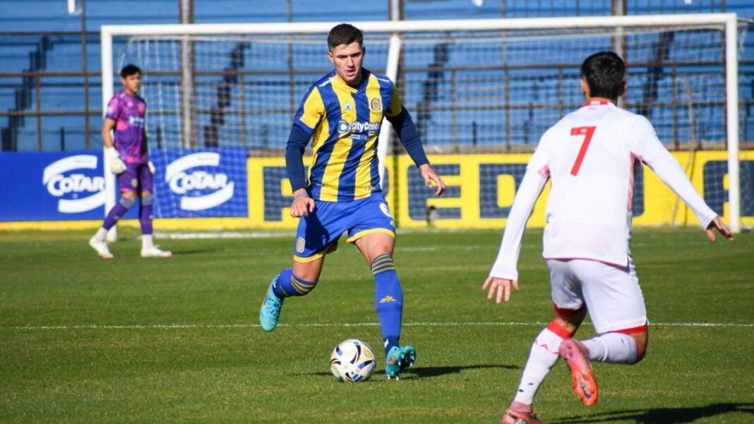 Jugadores de Rosario Central durante el partido de reserva ante Argentinos Juniors en Arroyo Seco