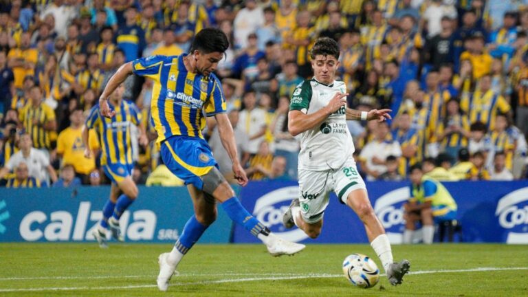 Jorge Almirón dirige una práctica de Rosario Central en el Gigante de Arroyito