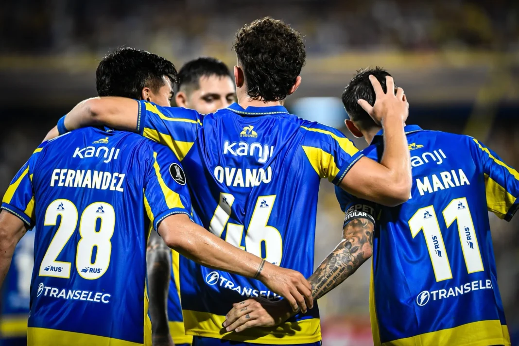 Estadio Gigante de Arroyito lleno con hinchas de Rosario Central antes del partido contra Independiente