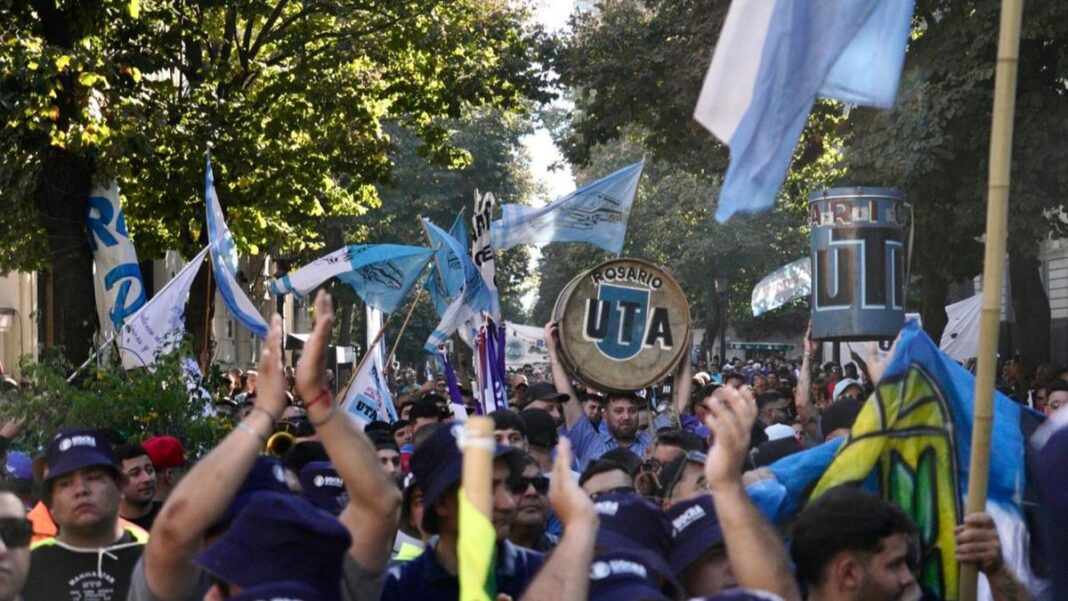 Acto de la CGT Rosario en Córdoba y Moreno, con Miguel Vivas al micrófono y una multitud de trabajadores