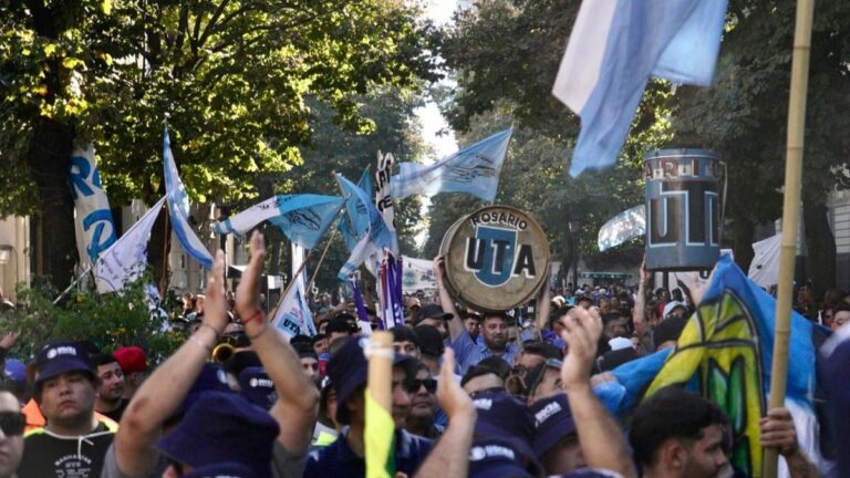 Acto de la CGT Rosario en Córdoba y Moreno, con Miguel Vivas al micrófono y una multitud de trabajadores