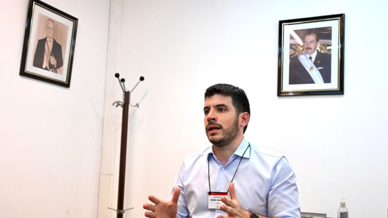 Leonel Chiarella, intendente de Venado Tuerto y presidente de la UCR santafesina, en una conferencia de prensa