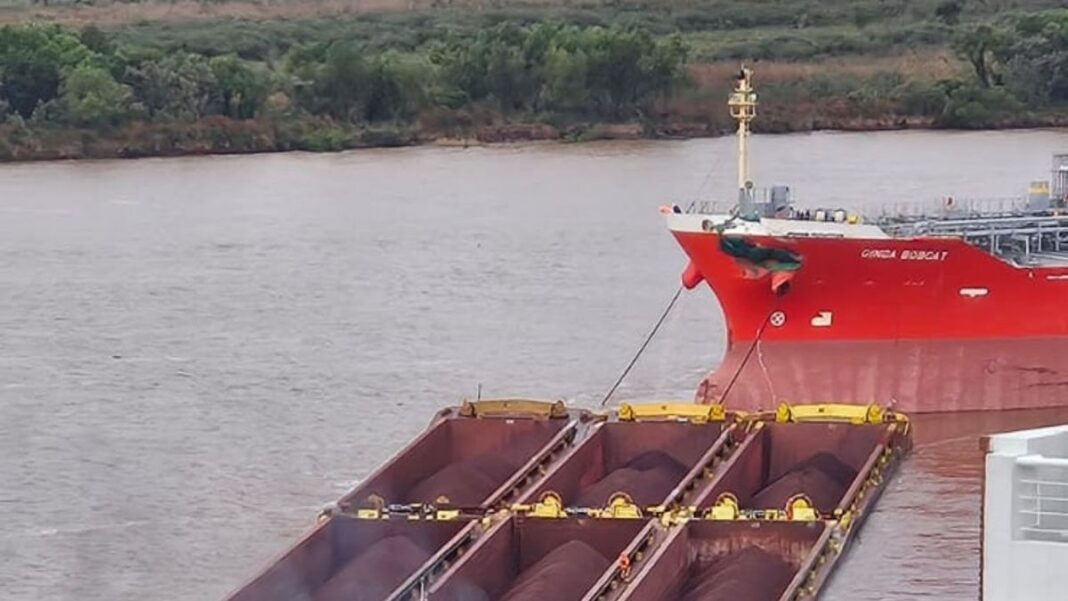 Barcaza partida en dos tras choque de buques frente a Rosario en el río Paraná