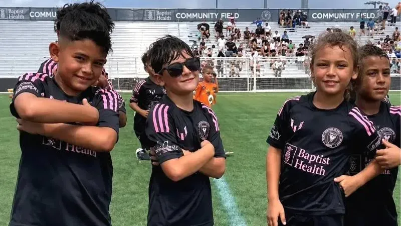 Ciro Messi celebrando un gol con lentes de sol en la categoría Sub-8 del Inter Miami
