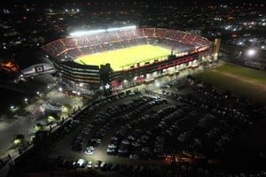 Estadio Brigadier López, Cementerio de los Elefantes, con hinchas de Colón en la cabecera sur