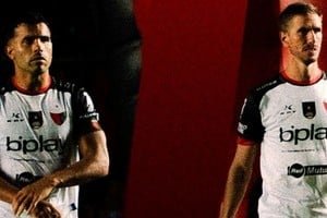 Jugadores de Colón durante el partido ante Mitre de Santiago del Estero