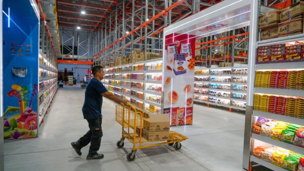 Estantería de supermercado mayorista con carteles de descuento de hasta 40%