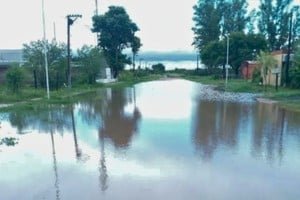 Inundación en zona urbana de Santa Fe con personal de salud y rescate
