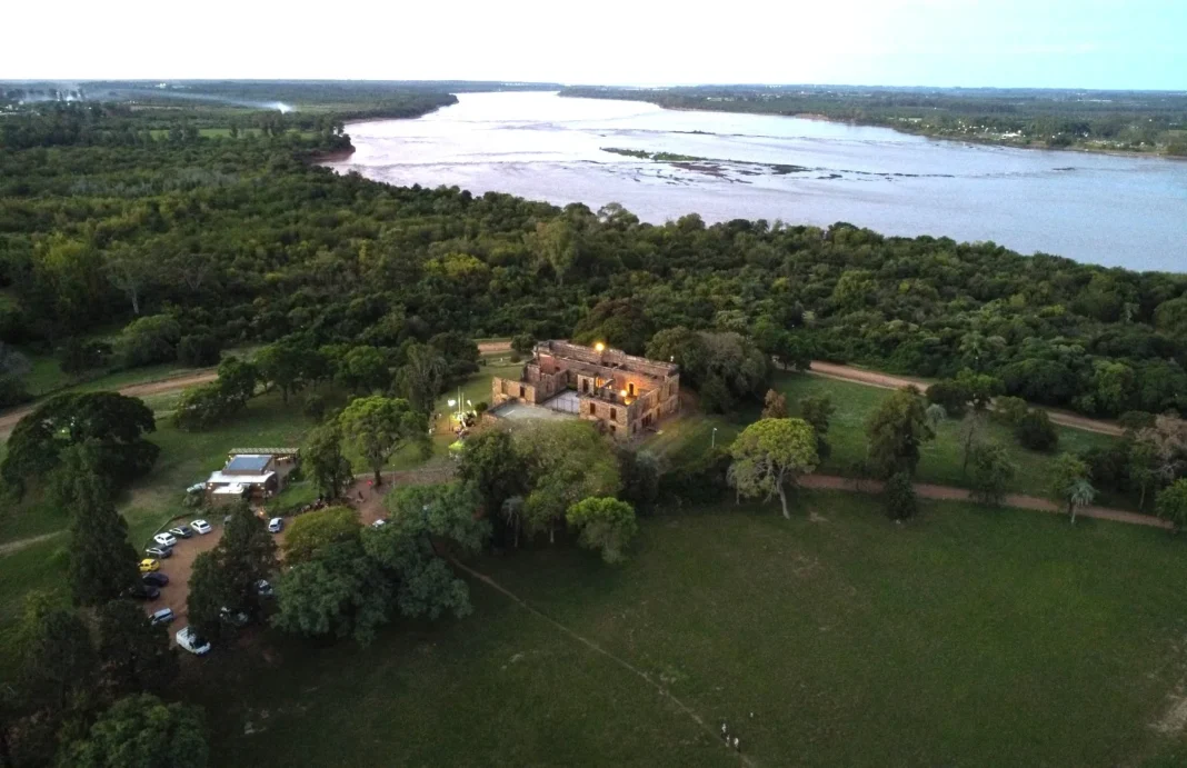 Vista de las piscinas termales rodeadas de bosques de pinos en Concordia, Entre Ríos