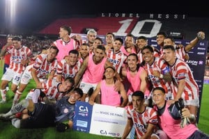Estadio Coloso Marcelo Bielsa de Rosario con banderas de Unión e Independiente