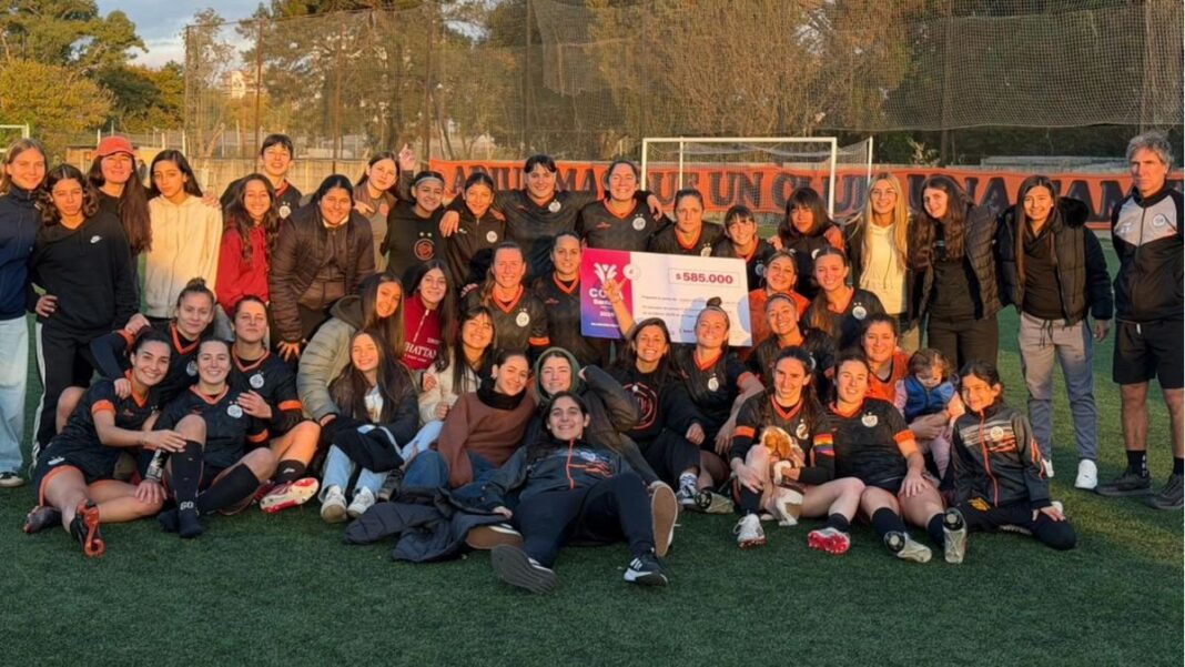 Equipo de fútbol femenino de Social Lux celebrando un gol en la Copa Santa Fe