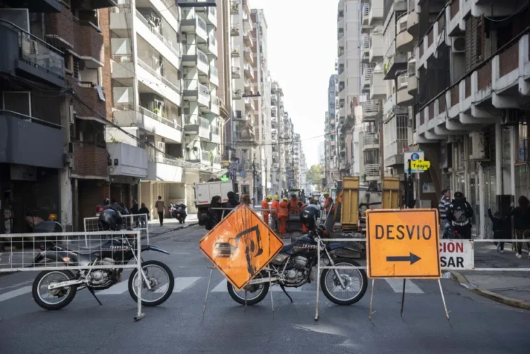 Cartel de obra vial en una calle de Rosario con señalización de desvío