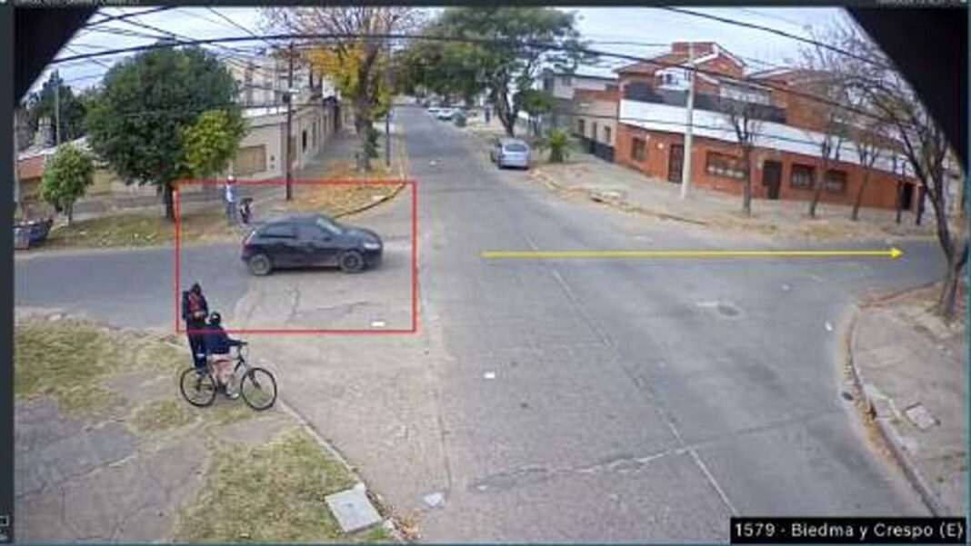 Auto Volkswagen Gol Trend negro secuestrado en operativo policial por crimen en Bella Vista