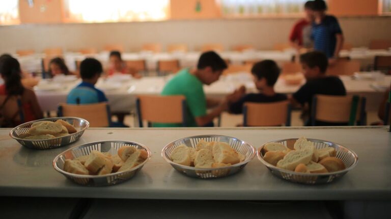 Niños almorzando en el comedor de la Escuela Nº 109 Juan Chassaing de Rosario