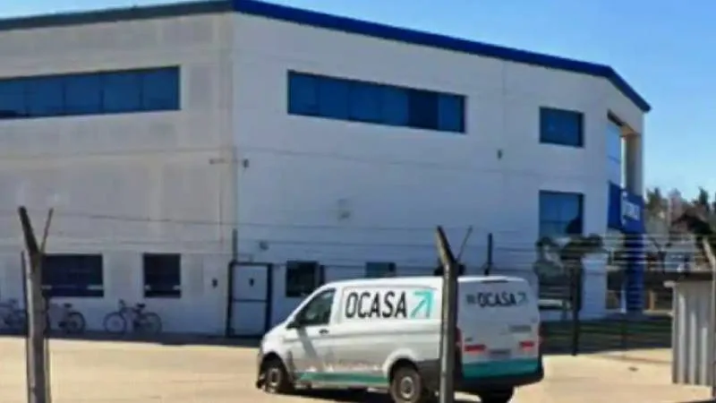 Edificio de Ocasa en Rosario allanado por la PDI tras hallazgo de paquete sospechoso