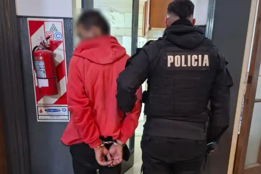 Latas de cerveza y tijera secuestradas en un operativo policial en Rosario