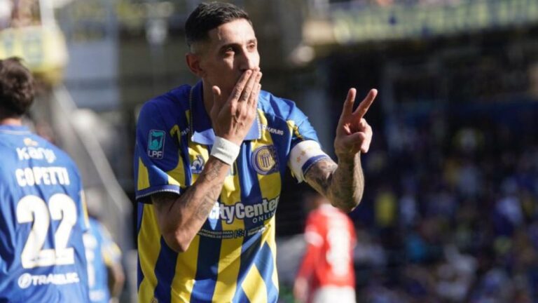 Ángel Di María celebra un gol con la camiseta de Rosario Central