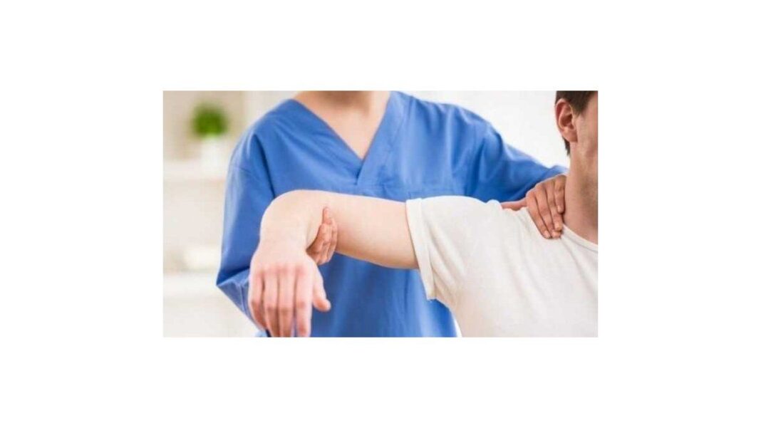 Kinesiólogo realizando una sesión de rehabilitación con un paciente