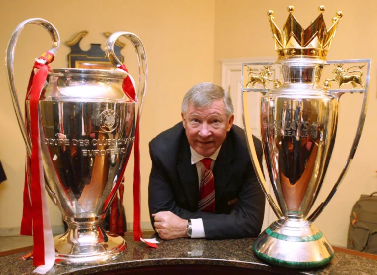 Sir Alex Ferguson, entrenador de fútbol, en el banquillo del Manchester United
