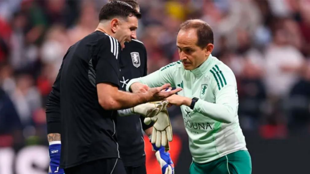 Emiliano Dibu Martínez con la mano vendada durante la final de la Europa League