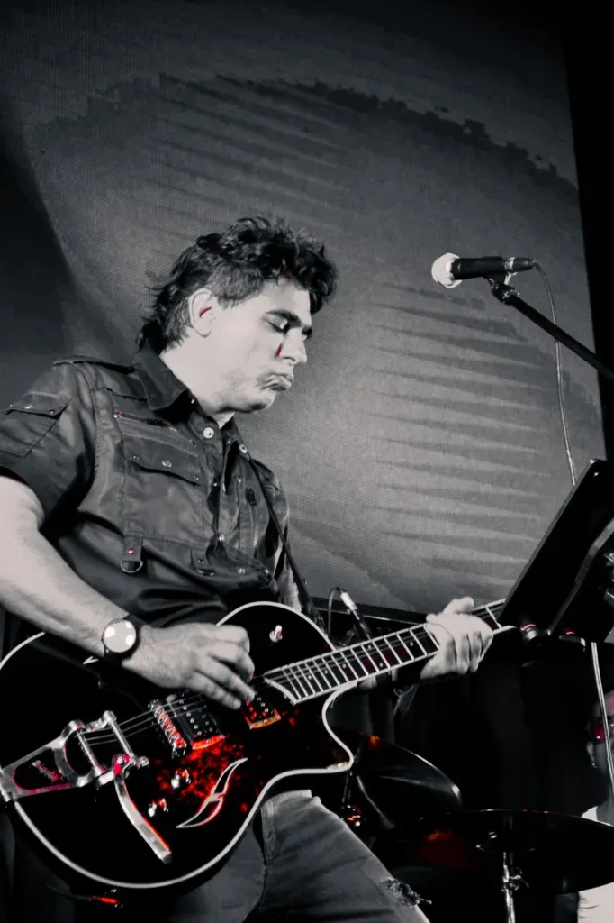 Diego Wacker en escenario del bar El Cairo