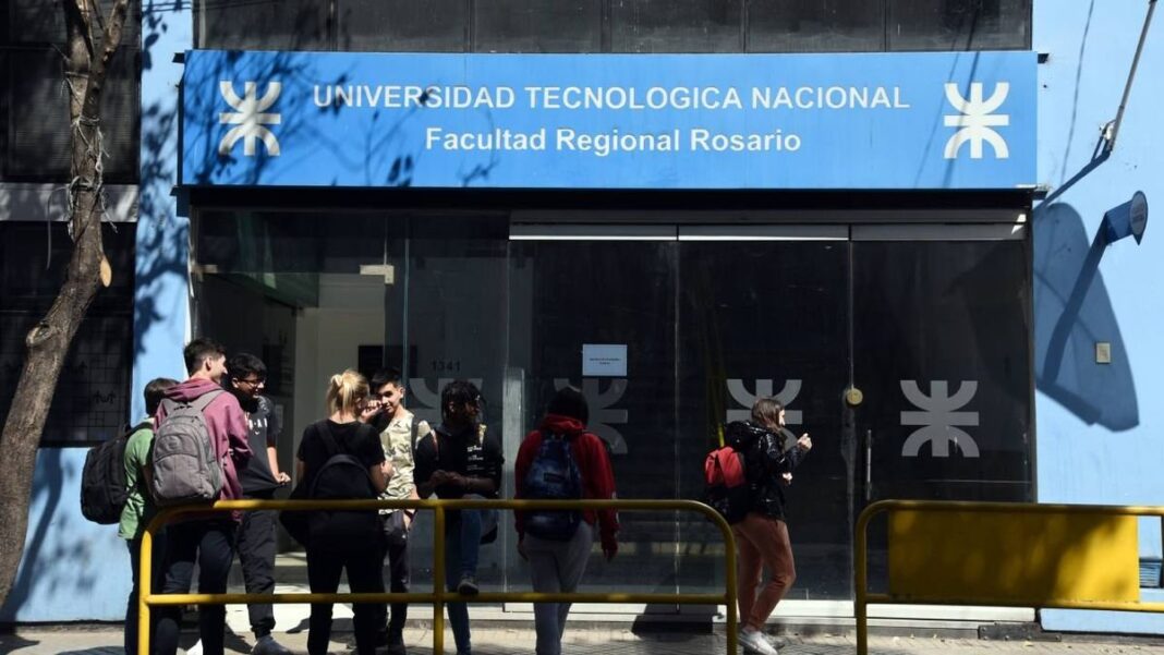 Docentes de la UTN Rosario en una conferencia de prensa