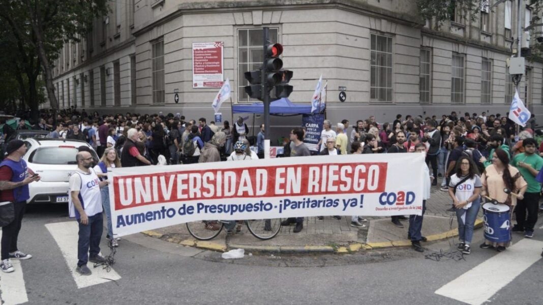 Aulas vacías de la Universidad Nacional de Rosario durante el paro docente