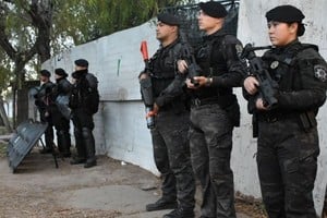 Efectivos de la PDI durante un allanamiento en la ciudad de Santa Fe