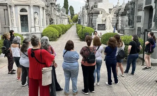 Cementerio El Salvador durante un recorrido temático sobre tareas de cuidado y comunitarias