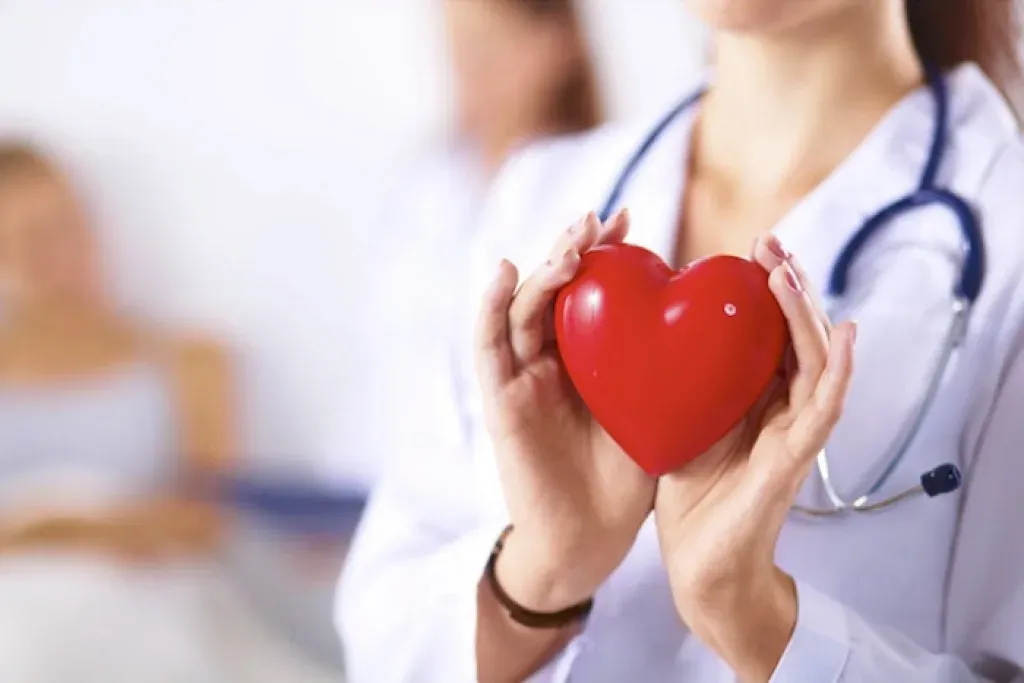 Mujer mayor de 50 años en un consultorio médico realizándose un control cardiovascular