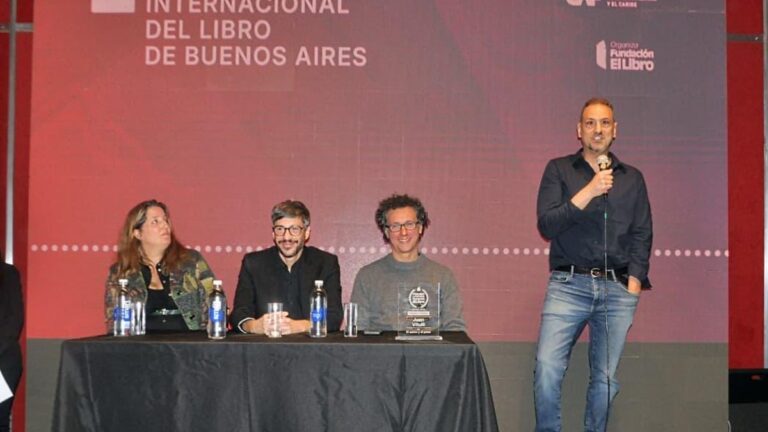 Escritor rosarino recibiendo premio en la Feria del Libro de Buenos Aires