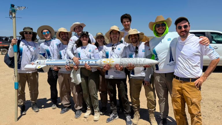 Estudiantes del ITBA Rocketry Team con el cohete supersónico Aconcagua