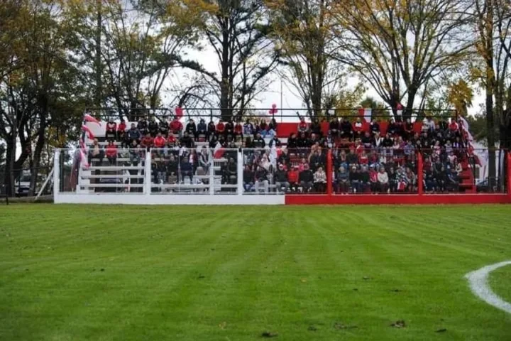 Cancha de fútbol de la Liga Regional Totorense con silueta de jugador