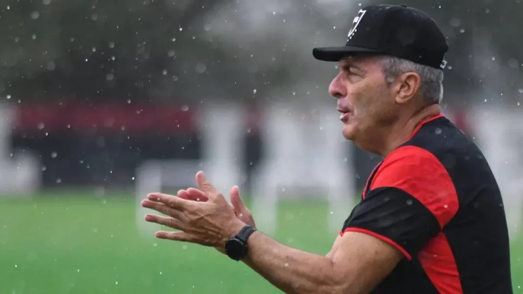 Andrés Fassi, presidente de Talleres, habla ante micrófonos