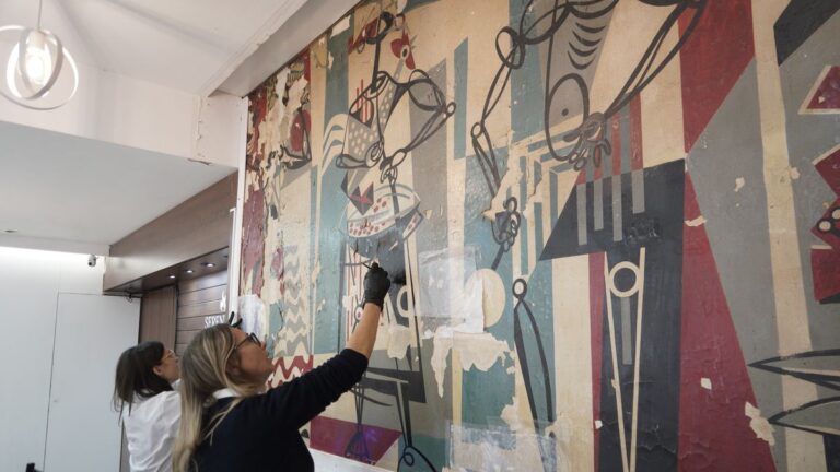 Restauración del mural Los Músicos de Julio Vanzo en la Galería Rosario