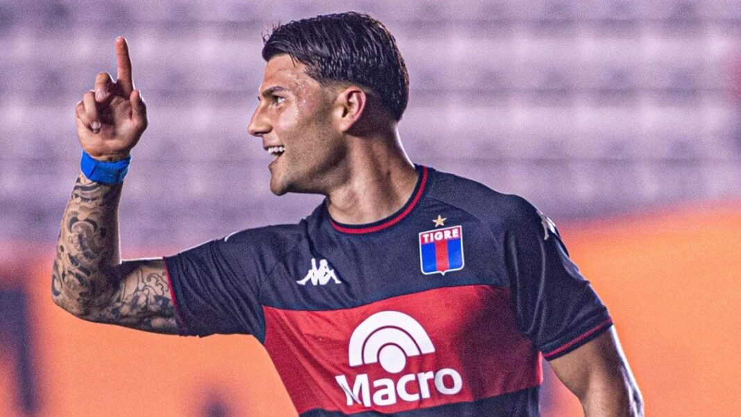Ignacio Russo con la camiseta de Tigre en el Gigante de Arroyito