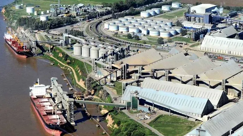 Puerto del Gran Rosario con buques cargando granos sobre el río Paraná