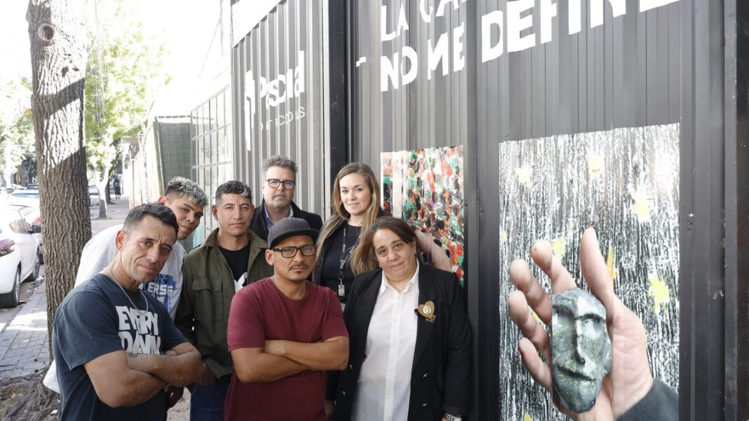 Exposición de obras del grupo Madre Teresa Lourdes en el box Arte en Tránsito, Rosario